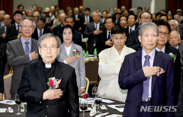 【서울=뉴시스】김병문 기자 = 피우진(왼쪽 세번째) 국가보훈처장과 김원웅(왼쪽 네번째) 광복회장이 7일 오전 서울 용산구 백범김구기념관에서 열린 '제21대 광복회장 취임식'에 참석해 국민의례를 하고 있다. 2019.06.07. dadazon@newsis.com