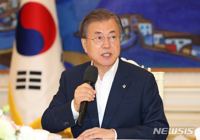 【서울=뉴시스】박진희 기자 = 문재인 대통령이 7일 청와대 본관에서 '국민께 힘이 되는 일 잘하는 공무원' 초청 오찬에 앞서 인사말을 하고 있다. 2019.06.07.&nbsp; pak7130@newsis.com