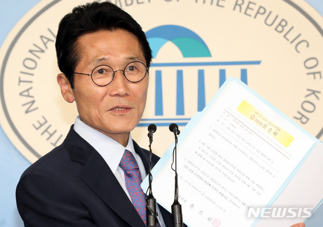 【서울=뉴시스】 박영태 기자 = 윤소하 정의당 원내대표가 7일 서울 여의도 국회 정론관에서 국회 정상화 촉구 관련 기자회견을 하고 있다. 2019.06.07.since1999@newsis.com