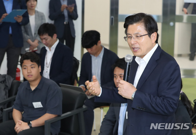 【성남=뉴시스】고승민 기자 = 자유한국당 황교안 대표가 '희망, 공감-국민속으로' 일환으로 7일 경기 성남시 경기기업성장센터를 방문, 청년창업가들과 대화를 하고 있다. 2019.06.07.kkssmm99@newsis.com