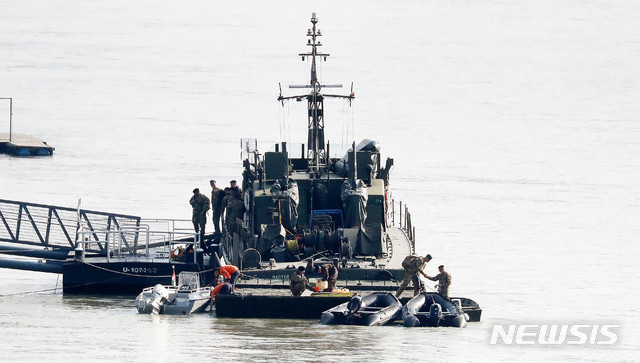 【부다페스트(헝가리)=뉴시스】추상철 기자 = 지난 7일 오전(현지시각) 헝가리 부다페스트 다뉴브강 유람선 침몰 사고현장 인근 마련된 현장CP 선착장에는 대한민국 정부합동 신속대응팀과 헝가리 구조대가 수색준비작업을 하고 있다. 2019.06.07.&nbsp;&nbsp; scchoo@newsis.com