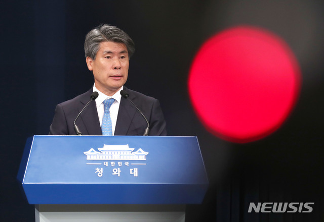 【서울=뉴시스】박진희 기자 = 윤종원 경제수석이 지난 7일 청와대 춘추관에서 현 경제상황과 정책대응 관련 기자간담회를 하고 있다. 2019.06.09. pak7130@newsis.com