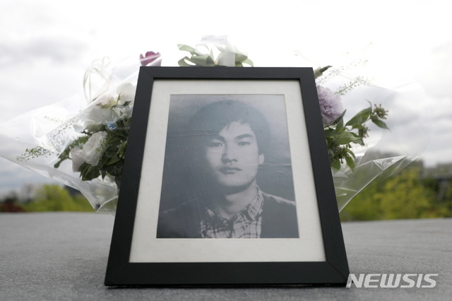 【서울=뉴시스】 서울 서대문구 연세대학교 한열동산에서 열린 이한열 열사 32주기 추모식 장소에 이 열사의 영정이 놓여 있다. (사진= 뉴시스 DB) photo@newsis.com