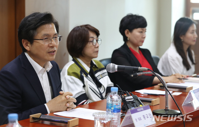 【성남=뉴시스】고승민 기자 = 자유한국당 황교안 대표가 '희망, 공감-국민속으로' 일환으로 7일 경기 성남상공회의소를 방문, 성남시 여성기업인들과 간담회를 하고 있다. 2019.06.07.kkssmm99@newsis.com