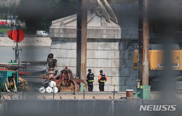 【부다페스트(헝가리)=뉴시스】추상철 기자 =강 수위가 낮아지지 않아 사고 유람선 인양이 지연되고 있는 7일 오전(현지시각) 헝가리 부다페스트 다뉴브강 사고현장에서 대한민국 정부 합동 신속대응팀이 인양준비 및 수색작업을 하고 있다. 2019.06.07.&nbsp;&nbsp;&nbsp; scchoo@newsis.com