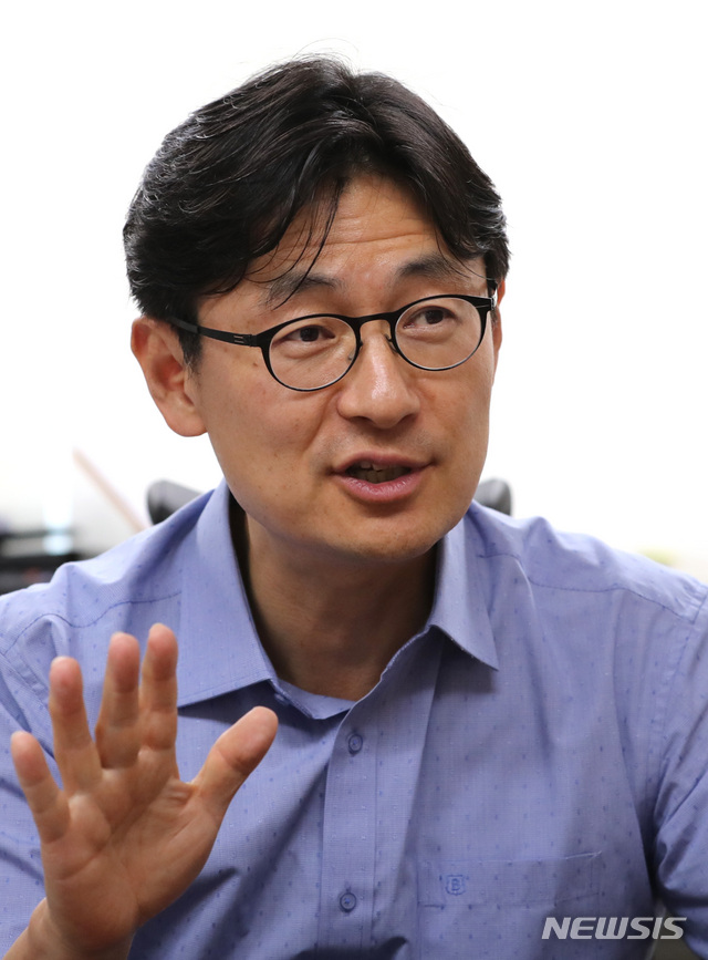 【서울=뉴시스】 전진환 기자 = 박록진 서울시 미세먼지연구소 소장이 7일 오전 서울 관악구 서울대학교 관악캠퍼스 생명과학부 교수 연구실에서 뉴시스와 인터뷰하고 있다. 2019.06.09.&nbsp;&nbsp; amin2@newsis.com