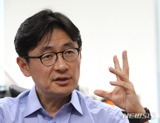 【서울=뉴시스】 전진환 기자 = 박록진 서울시 미세먼지연구소 소장이 7일 오전 서울 관악구 서울대학교 관악캠퍼스 생명과학부 교수 연구실에서 뉴시스와 인터뷰하고 있다. 2019.06.09.&nbsp;&nbsp; amin2@newsis.com