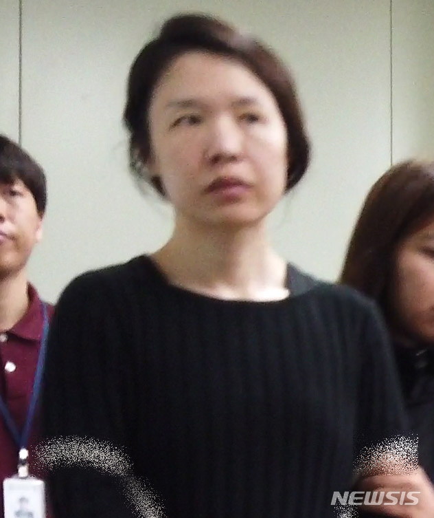 【제주=뉴시스】우장호 기자 = 신상공개가 결정된 '전 남편 살해' 피의자 고유정(36·여)이 7일 오후 제주 동부경찰서에서 조사를 받기 위해 진술녹화실로 이동하고 있다. 2019.06.07. woo1223@newsis.com