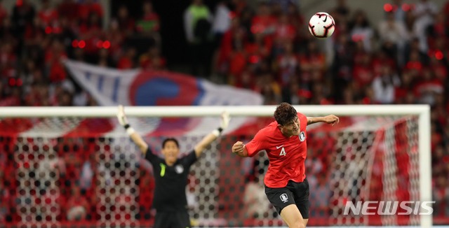 【부산=뉴시스】 고범준 기자 = 7일 오후 부산 아시아드주경기장에서 열린 축구 국가대표팀 A매치 평가전 대한민국-호주의 경기, 한국 김민재가 헤딩을 하고 있다. 2019.06.07. bjko@newsis.com