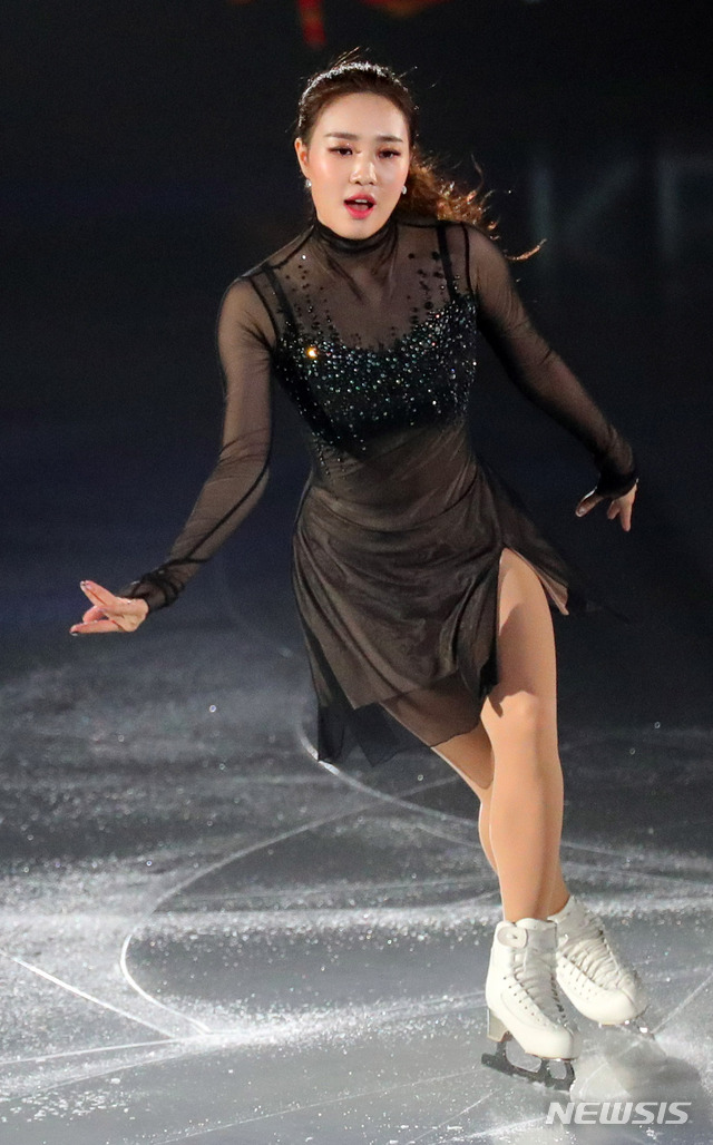 【서울=뉴시스】배훈식 기자 = 7일 오후 서울 송파구 올림픽공원 KSPO DOME(체조경기장)에서 열린 올댓스케이트 2019에서 박소연이 멋진 공연을 선보이고 있다. 2019.06.07.dahora83@newsis.com