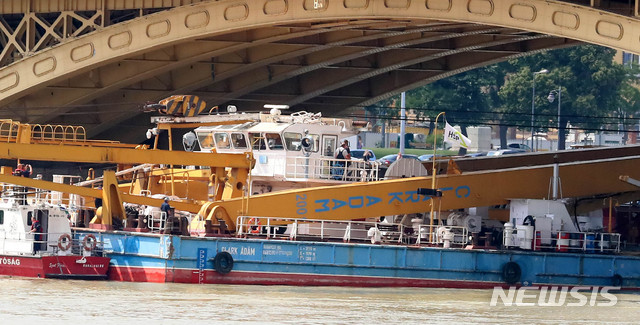 【부다페스트(헝가리)=뉴시스】추상철 기자 = 7일 오후(현지시각) 헝가리 부다페스트 다뉴브강 사고현장에서 클라크 아담 인양선이 머르기트 다리를 통과하고 있다. 2019.06.07.&nbsp; scchoo@newsis.com