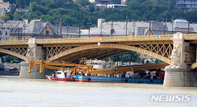 【부다페스트(헝가리)=뉴시스】추상철 기자 = 7일 오후(현지시각) 헝가리 부다페스트 다뉴브강 사고현장에서 클라크 아담 인양선이 머르기트 다리를 통과하고 있다. 앞의 작은 배가 예인선 센트플로리안. 2019.06.07.&nbsp; scchoo@newsis.com