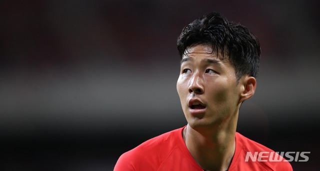 【부산=뉴시스】 고범준 기자 = 7일 오후 부산 아시아드주경기장에서 열린 축구 국가대표팀 A매치 평가전 대한민국-호주의 경기, 한국 손흥민이 전광판을 바라보고 있다. 2019.06.07. bjko@newsis.com