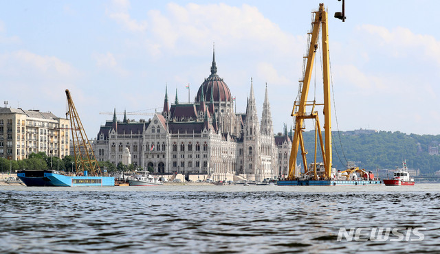 【부다페스트(헝가리)=뉴시스】추상철 기자 = 7일 오후(현지시각) 헝가리 부다페스트 다뉴브강 사고현장에서 클라크 아담 인양선이 머르기트 다리를 통과한 후 정박해 있다. 2019.06.07.&nbsp; scchoo@newsis.com