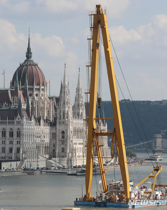 【부다페스트(헝가리)=뉴시스】추상철 기자 = 7일 오후(현지시각) 헝가리 부다페스트 다뉴브강 사고현장에서 클라크 아담 인양선이 머르기트 다리를 통과한 후 정박해 있다. 2019.06.07.&nbsp; scchoo@newsis.com