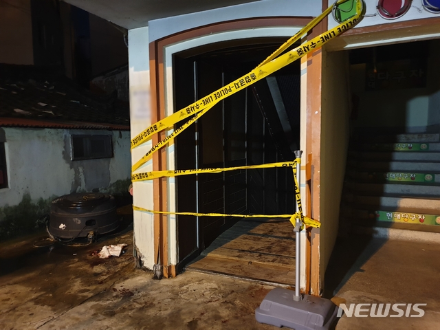 【울산=뉴시스】박수지 기자 = 지난 7일 오후 11시 24분께 울산 동구 서부동 한 코너주점에서 손님 A(67)씨가 코너 여사장 B(43)씨를 흉기로 찌른 뒤 방화를 저지르는 사건이 발생해 경찰이 수사에 나섰다. 2019.06.08.&nbsp; parksj@newsis.com. 