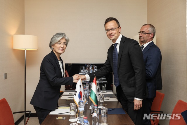 【서울=뉴시스】 강경화 외교부 장관이 7일(현지시간) 페테르 사야르토 헝가리 외무장관과 다뉴브강 유람선 사고 수습을 위한 회담을 했다. (외교부 제공) 