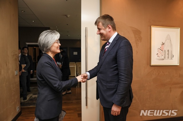 【서울=뉴시스】 강경화 외교부 장관은 7일(현지시간) '한-비세그라드그룹 외교장관회의' 참석차 슬로바키아 방문해 토마쉬 페트리첵 체코 외교장관과 회담을 했다. (외교부 제공)