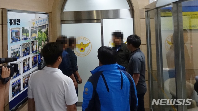 【제주=뉴시스】 강경태 기자 = 8일 오후 제주 동부경찰서에서 전 남편 살해 사건 피해자 측 지역 주민 대표 6명이 시신 수습 인력 확대와 현장 검증 실시를 촉구하기 위해 형사과장실로 이동하고 있다. 2019.06.08.&nbsp; ktk2807@newsis.com 