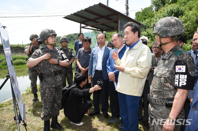 【서울=뉴시스】 이낙연 국무총리는 8일 강원 철원군의 양돈농장과 민통선지역을 방문, 아프리카돼지열병(ASF) 차단을 위한 방역 현장을 점검했다. (총리실 제공)