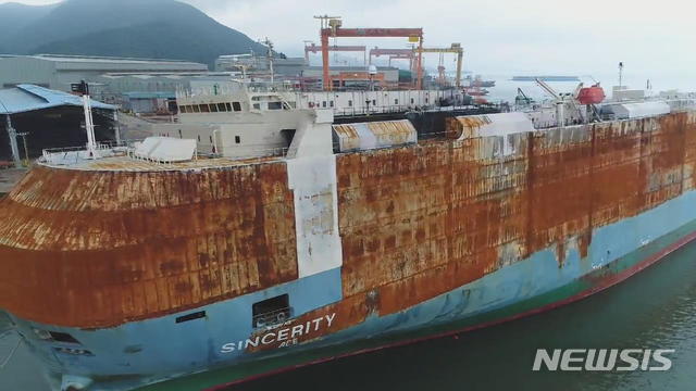 【통영=뉴시스】경남 통영시 광도면 안정국가산업단지 외벽에 불탄 승용차 등 폐기물을 실은 파나마 선적의 5만8000t급 자동차 운반선 1척이 무단 입항해 관계당국이 처리에 골머리를 앓고 있다.&nbsp;&nbsp; 8일 경남 통영세관과 마산지방해양수산청 등 관계기관애 따르면 지난달 24일께 파나마 선적의 자동차 운반선 ‘신세리티에이스호(사진)’가 통영시 광도면 안정국가산업단지에 무단으로 입항했다고 밝혔다. 2019.06.08.(사진=독자제공)&nbsp;&nbsp; photo@newsis.com