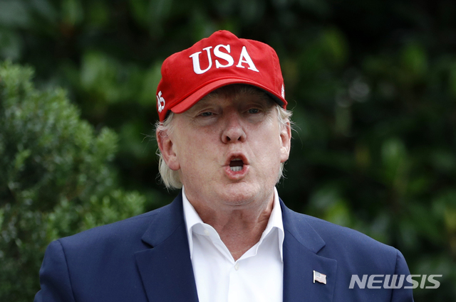【워싱턴=AP/뉴시스】도널드 트럼프 미국 대통령이 7일(현지시간) 워싱턴에 있는 백악관의 잔디밭에서 기자들을 향해 발언하고 있다. 2019.06.10. 