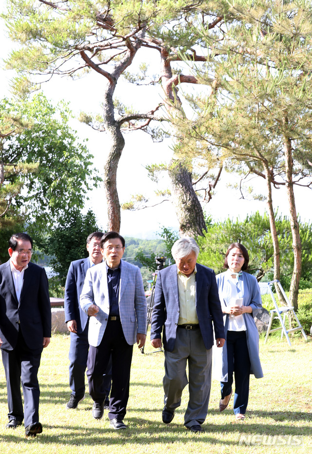 【이천=뉴시스】 박영태 기자 = 자유한국당 황교안 대표가 8일 오전 경기도 이천 설봉산 자락에 위치한 소설가 이문열의 문학사숙 부악문원을 찾아 이문열 작가와 산책을 하며 이야기를 나누고 있다. 2019.06.08.since1999@newsis.com
