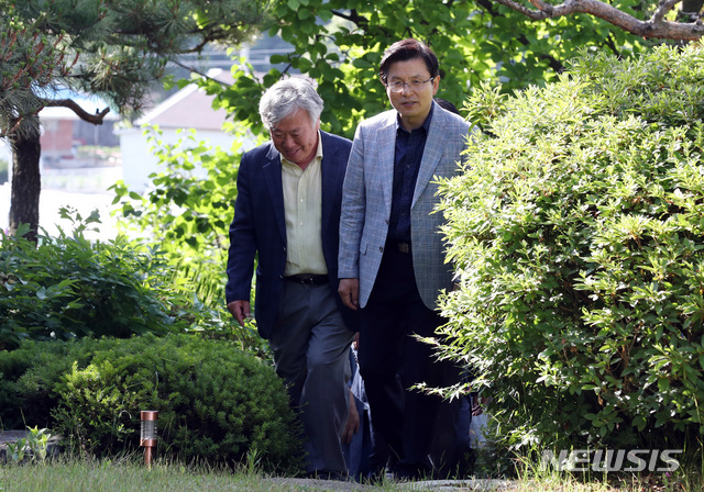 【이천=뉴시스】 박영태 기자 = 자유한국당 황교안 대표가 8일 오전 경기도 이천 설봉산 자락에 위치한 소설가 이문열의 문학사숙 부악문원을 찾아 이문열 작가와 함께 이동하고 있다. 2019.06.08.since1999@newsis.com