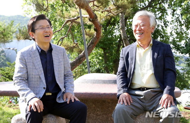 【이천=뉴시스】 박영태 기자 = 자유한국당 황교안 대표가 8일 오전 경기도 이천 설봉산 자락에 위치한 소설가 이문열의 문학사숙 부악문원을 찾아 이문열 작가와 이야기를 나누고 있다. 2019.06.08.since1999@newsis.com