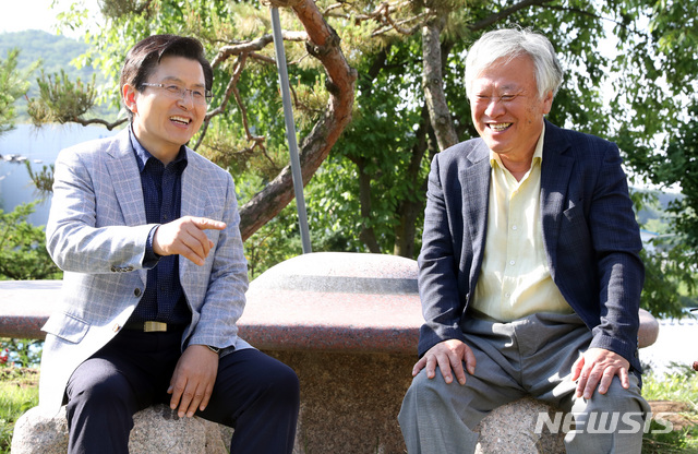 【이천=뉴시스】 박영태 기자 = 자유한국당 황교안 대표가 8일 오전 경기도 이천 설봉산 자락에 위치한 소설가 이문열의 문학사숙 부악문원을 찾아 이문열 작가와 이야기를 나누고 있다. 2019.06.08.since1999@newsis.com