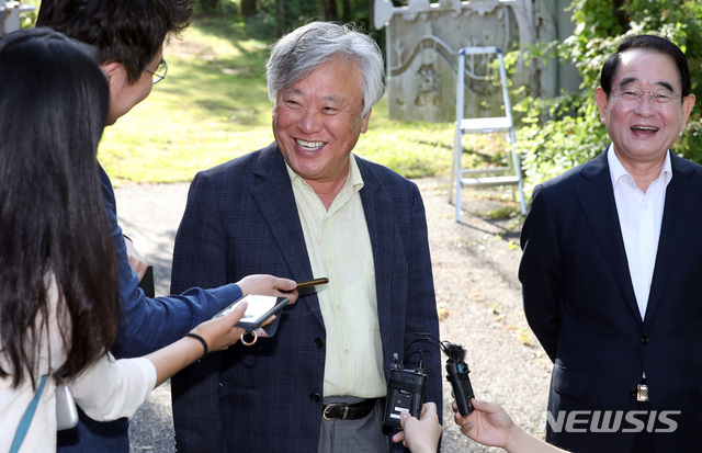 【이천=뉴시스】 박영태 기자 = 소설가 이문열이 8일 오전 경기도 이천 설봉산 자락에 위치한 자신의 문학사숙 부악문원을 찾은 자유한국당 황교안 대표를 기다리며 취재진과 인터뷰를 하고 있다. 2019.06.08.since1999@newsis.com