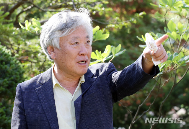 【이천=뉴시스】 박영태 기자 = 소설가 이문열이 8일 오전 경기도 이천 설봉산 자락에 위치한 자신의 문학사숙 부악문원을 찾은 자유한국당 황교안 대표를 기다리며 박명재 의원과 이야기를 나누고 있다. 2019.06.08.since1999@newsis.com