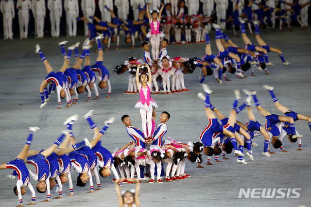 【평양=AP/뉴시스】7일 북한 평양의 능라도 5·1경기장에서 집단체조(매스게임) '인민의 나라'가 열린 가운데 어린이들이 공연하고 있다. 2019.06.08.