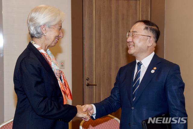 【서울=뉴시스】김병문 기자 = G20 재무장관회의 참석차 일본 후쿠오카를 방문 중인 홍남기 부총리 겸 기획재정부 장관이 8일 오전 일본 힐튼 씨 호크 호텔에서 크리스틴 라가르드 IMF총재와 악수를 나누고 있다. 2019.06.08.(사진=기획재정부 제공)   photo@newsis.com