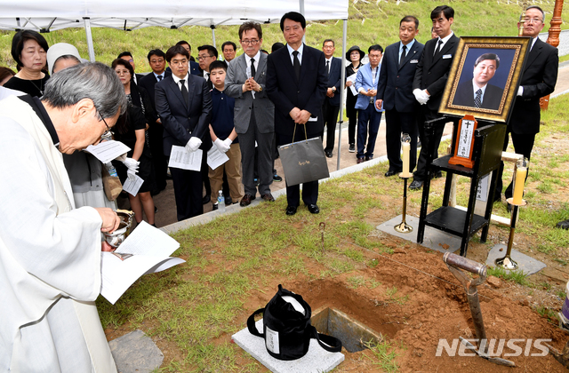 【광주=뉴시스】 신대희 기자 = 8일 광주 북구 운정동 국립 5·18민주묘지 2묘역에서 김대중 전 대통령 장남인 고(故) 김홍일 전 의원 안장식이 열리고 있다. 2019.06.08. sdhdream@newsis.com