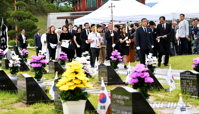 【광주=뉴시스】 신대희 기자 = 8일 광주 북구 운정동 국립 5·18민주묘지 2묘역에서 김대중 전 대통령 장남인 고(故) 김홍일 전 의원 안장식이 열리고 있다. 2019.06.08. sdhdream@newsis.com