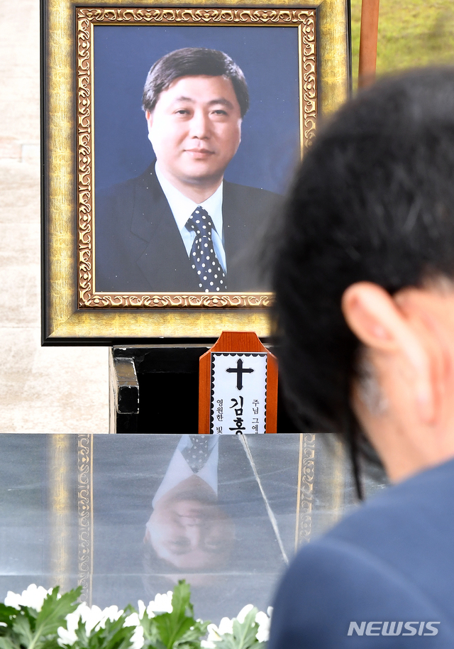【광주=뉴시스】 신대희 기자 = 8일 광주 북구 운정동 국립 5·18민주묘지 2묘역에서 김대중 전 대통령 장남인 고(故) 김홍일 전 의원 안장식이 열리고 있다. 2019.06.08. sdhdream@newsis.com