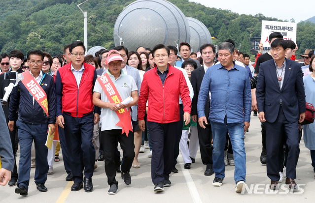 【여주=뉴시스】 박영태 기자 = 자유한국당 황교안 대표가 8일 오전 경기도 여주시 금사면의 이포보를 찾아 이보포를 걸으며 지역 관계자들과 이야기를 나누고 있다. 2019.06.08.since1999@newsis.com