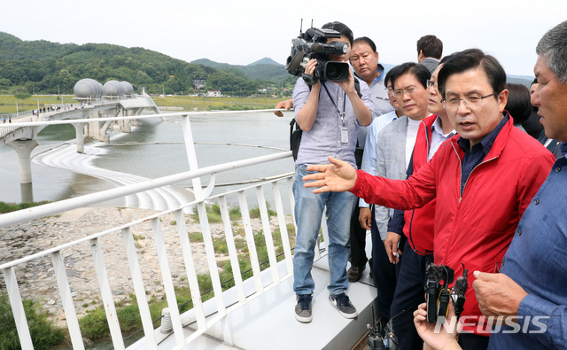 【여주=뉴시스】 박영태 기자 = 자유한국당 황교안 대표가 8일 오전 경기도 여주시 금사면의 이포보를 찾아 이보포 전망대에서 지역 관계자들과 이야기를 나누고 있다. 2019.06.08.since1999@newsis.com