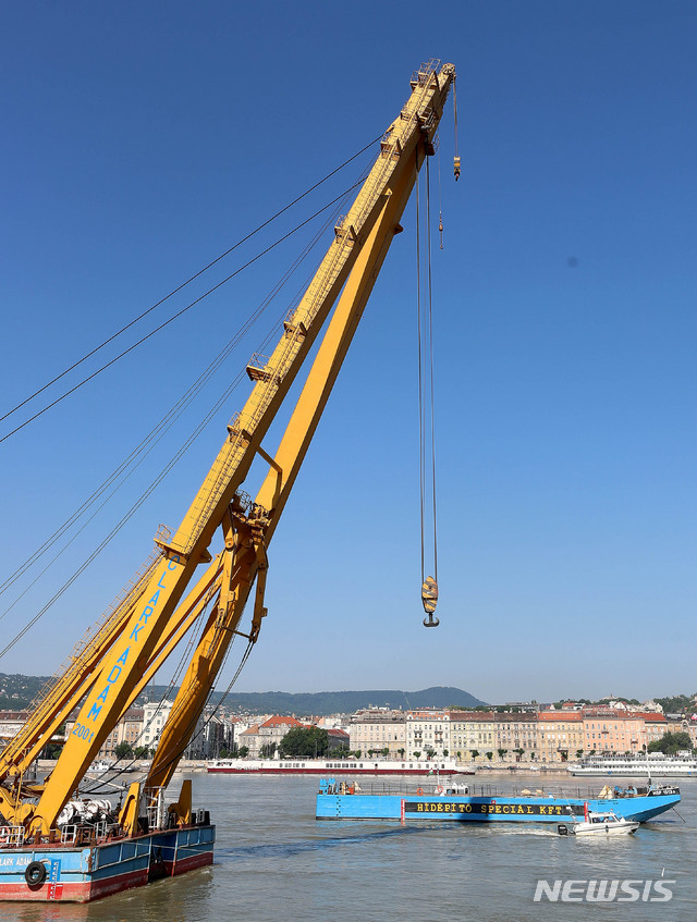 【부다페스트(헝가리)=뉴시스】추상철 기자 = 8일 오전(현지시각) 헝가리 부다페스트 다뉴브강 유람선 침몰 사고현장에서 본격적인 선체 인양을 앞두고 클라크 아담 인양선이 정박해 있다. 2019.06.08. scchoo@newsis.com