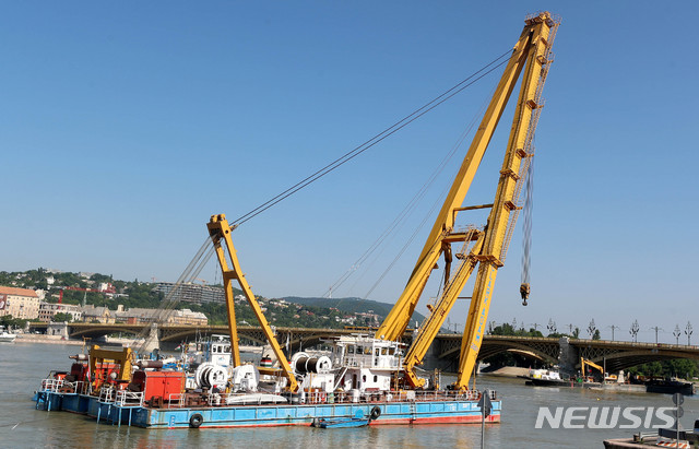 【부다페스트(헝가리)=뉴시스】추상철 기자 = 8일 오전(현지시각) 헝가리 부다페스트 다뉴브강 유람선 침몰 사고현장에서 본격적인 선체 인양을 앞두고 클라크 아담 인양선이 정박해 있다. 2019.06.08.&nbsp; scchoo@newsis.com