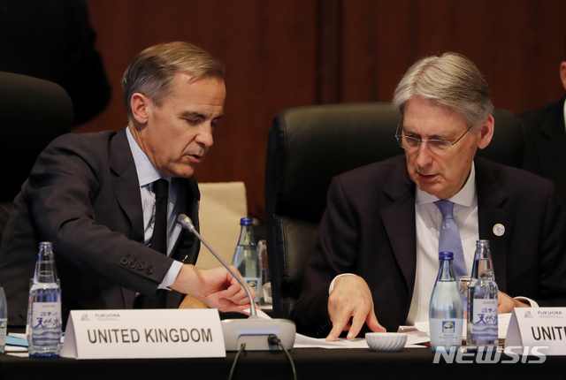  【후쿠오카=AP/뉴시스】 18일(현지시간) 파이낸셜타임스는 필립 해먼드 영국 재무장관이 영국중앙은행(BoE)이 차기 총재 선임에 난항을 겪고 있다고 보도했다. 사진은 지난 8일 일본 후쿠오카시에서 열린 주요20개국(G20) 재무장관회의에서 대화 중인 마크 카니(왼쪽) 현 BoE 총재와 해먼드 장관. 2019.7.19. 