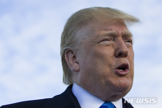  【섀넌=AP/뉴시스】 도널드 트럼프 미국 대통령은 9일(현지시간) 멕시코 정부와 타결한 '불법이민 방지 약속' 중 현재 언론에 보도되지 않은 새로운 합의 내용이 있다며 뉴욕타임스(NYT), CNN 등의 보도를 반박했다. NYT 등은 이날 트럼프 대통령의 불법 이민 방지 대책이 재탕에 불과하다고 보도했다. 사진은 지난 6일 아일랜드 섀넌 공항에서 발언 중인 트럼프 대통령. 2019.06.10. 
