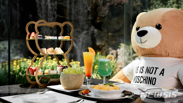 【서울=뉴시스】롯데호텔서울 '트로피컬 서머 패키지' 중 '페닌슐라 라운지'의 '2019 머스트 비 트로피컬'