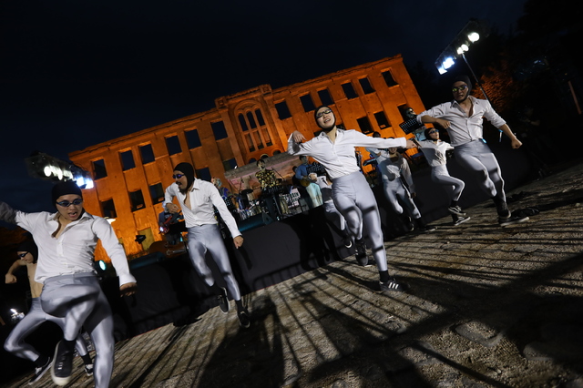 화랑담배 연기 속에 사라진 전우야, 역설 '우정의 무대'