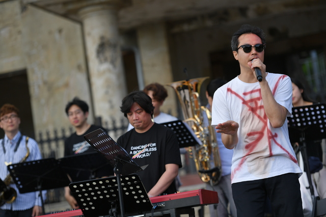 화랑담배 연기 속에 사라진 전우야, 역설 '우정의 무대'