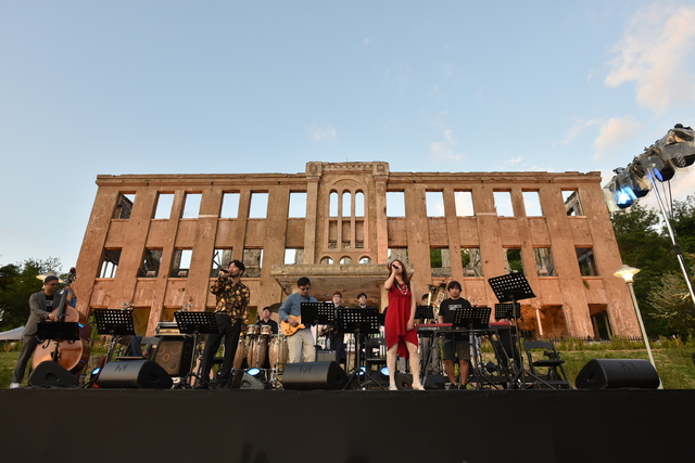 화랑담배 연기 속에 사라진 전우야, 역설 '우정의 무대'