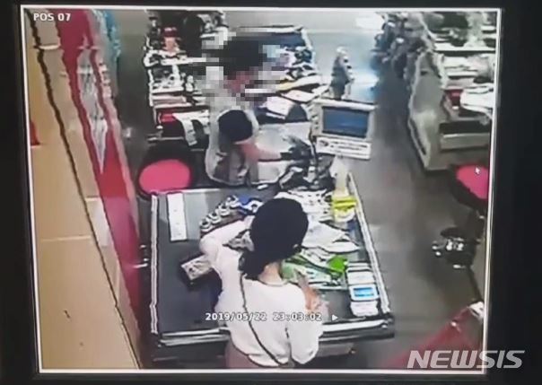 【제주=뉴시스】배상철 기자 = 제주서 전 남편을 살해한 고유정(36)이 지난달 22일 오후 11시께 마트에서 범행 도구를 구입하는 모습이 담긴 폐쇄회로(CC)TV 화면. 2019.06.09. (사진=제주동부경찰서 제공) bsc@newsis.com 