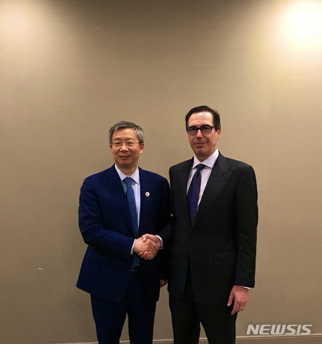 【서울=뉴시스】스티븐 므누신 미국 재무장관(사진 오른쪽)은 9일 트위터에 이강(易綱) 중국인민은행 행장과 만나 양국 간 통상 현안에 대한 건설적인 논의를 나눴다고 밝혔다. 이들은 8~9일 일본 후쿠오카에서 열린 주요 20개국(G20) 재무장관·중앙은행 총재 회의에 함께 참석했다. 사진은 므누신 장관이 트위터에 공개한 이강 행장과 만남. 2019.06.09 (사진 = 므누신 장관 트위터)