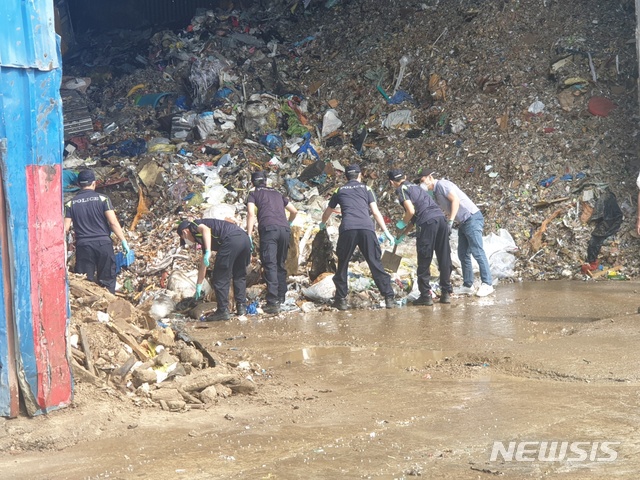 【제주=뉴시스】배상철 기자 = 제주경찰이 인천 소재 재활용업체에서 고유정이 살해한 전 남편의 시신을 수습하고 있다. 2019.06.09. (사진=제주동부경찰서 제공) bsc@newsis.com